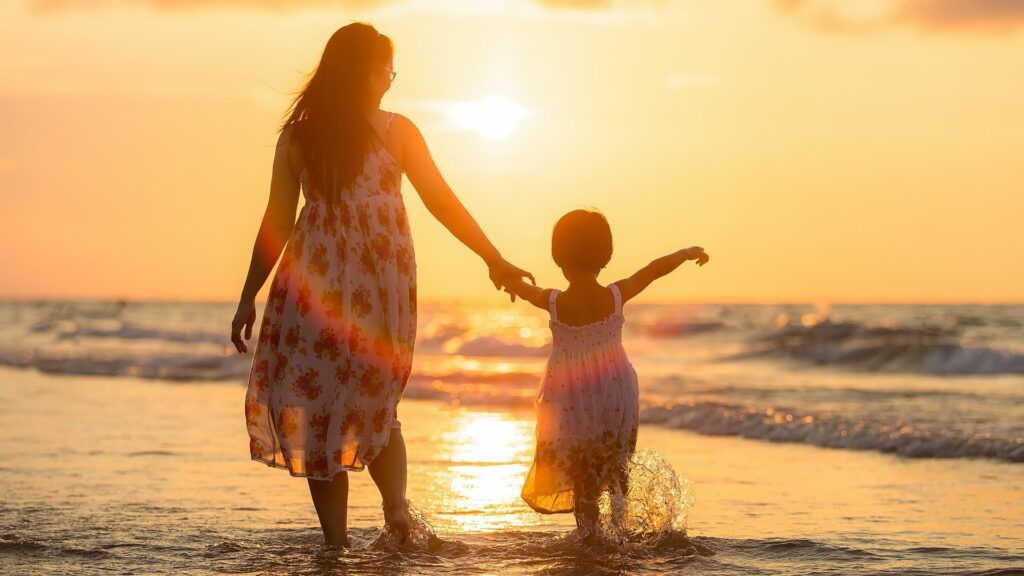 kinder campingplatz holland am meer frau mit kind