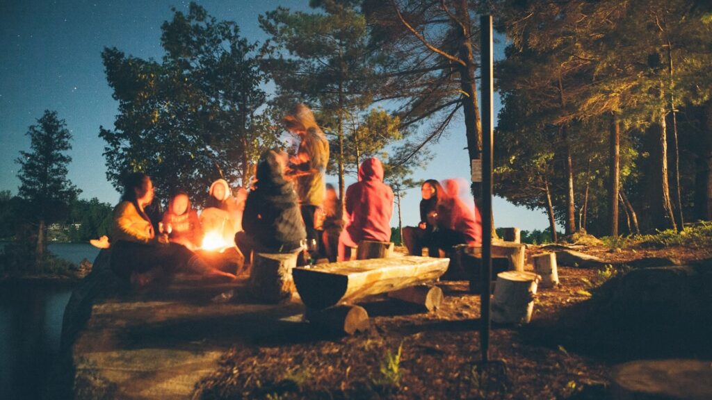 Campingfreunde am Lagerfeuer